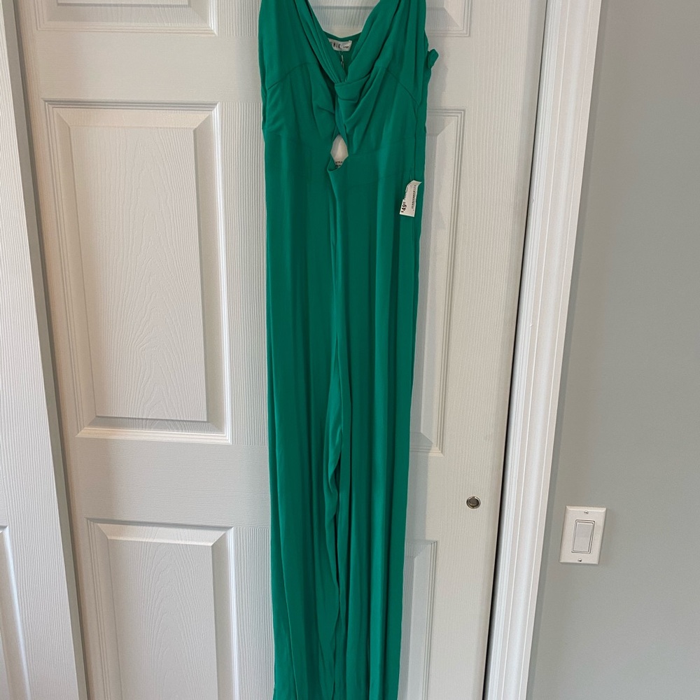 NWT! Green jumpsuit with cutout in front - Picture 2 of 10